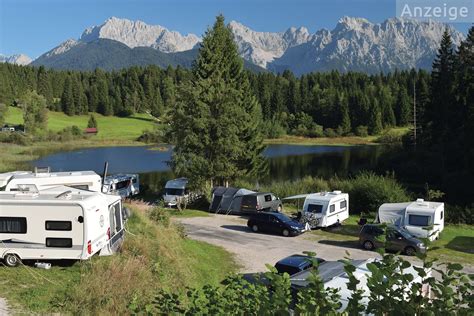 Familie mit Baby auf einem Campingplatz in den Alpen