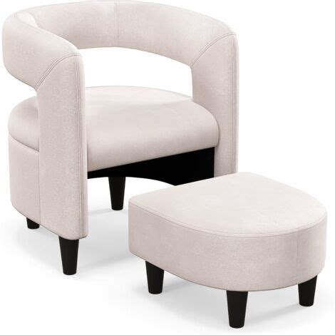 Beige Retro Clubsessel mit passendem Hocker in einem stilvollen Wohnzimmer