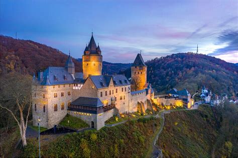 Luftaufnahme der imposanten Burg Altena auf ihrem Felsen