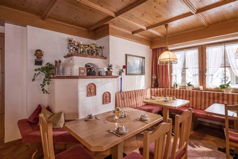 Gemütliche Gaststube des Burg-Restaurants mit rustikalem Ambiente