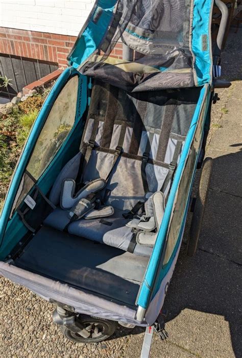 Detailansicht der Qeridoo Babyschale mit Fokus auf das Gurtsystem