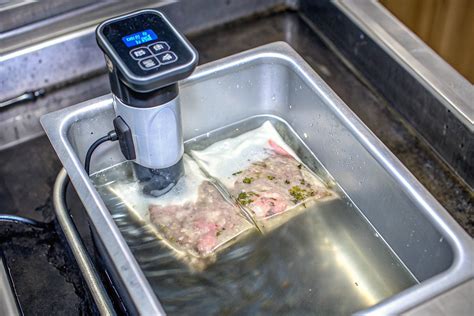 Illustration einer Sous-vide-Zubereitung mit Vakuumbeutel im Wasserbad