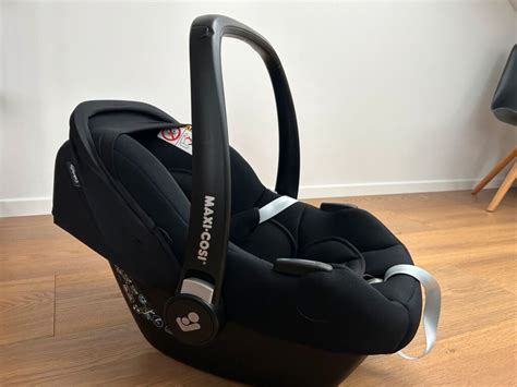 Detailaufnahme der Maxi-Cosi CabrioFix S i-Size Babyschale, die ihre i-Size Konformität hervorhebt.