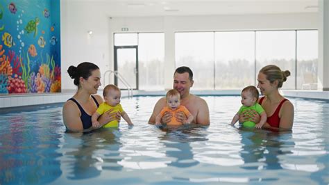 Babys und Eltern beim Babyschwimmen