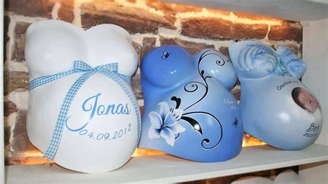 Beispiele für kreativ gestaltete und verzierte Gipsabdrücke von Babybäuchen