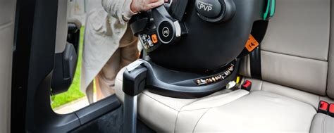 Schema zur Installation eines Kindersitzes mit ISOFIX und Base One