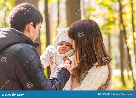 Symbolbild eines glücklichen Paares mit einem Baby