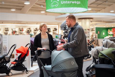 Auswahl an Kinderwagen verschiedener Marken im BabyOne-Geschäft