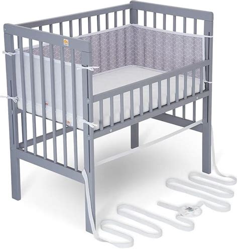 FabiMax Beistellbett Basic im Einsatz mit einer passenden Befestigung.