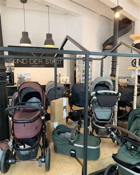 Collage verschiedener Babyausstattungsartikel, die zum Mieten angeboten werden, mit Fokus auf Kinderwagen und Federwiegen.
