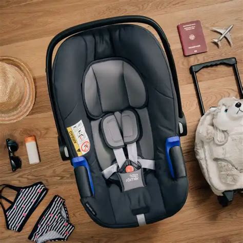 Nahaufnahme des herausnehmbaren Neugeborenen-Einsatzes der Britax Römer Baby-Safe i-Size