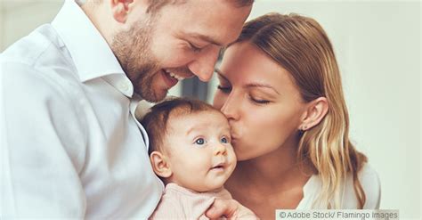 Mann, Frau und Baby mit KKH-Logo im Hintergrund