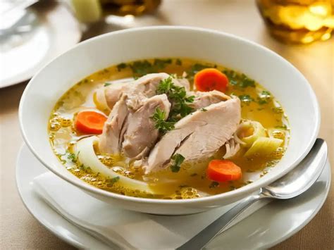 Ein fertig zubereitetes Suppenhuhn mit Beilagen