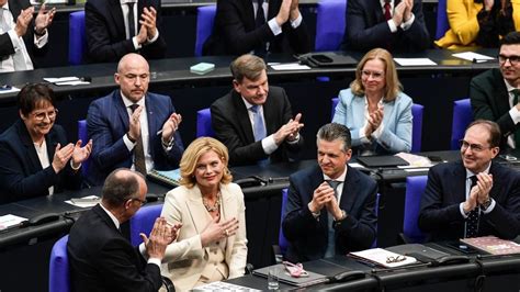 Bundestagssitzung mit Rednern am Rednerpult und Abgeordneten im Plenum