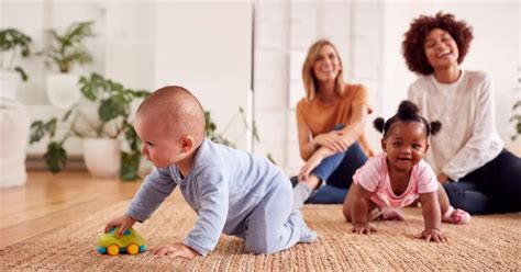 Foto: Eltern und Babys in einer PEKiP-Gruppe, die miteinander interagieren