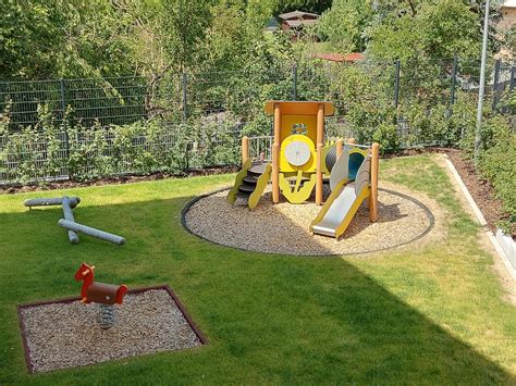 Spielplatz der Kita Kids World mit Kindern