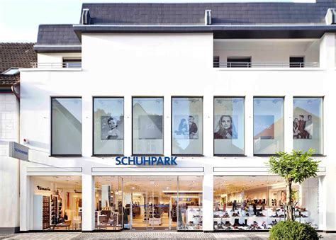 Auswahl an Schuhen verschiedener Marken im Schuhpark