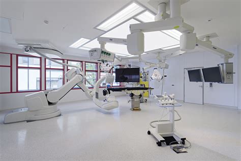 Moderne Klinikfassade des Klinikums am Bruderwald