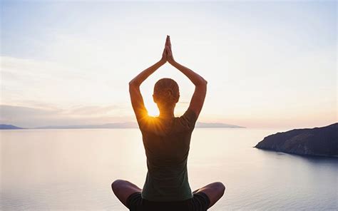 Eine schwangere Frau in einer sanften Yoga-Pose, die Entspannung und Wohlbefinden ausstrahlt