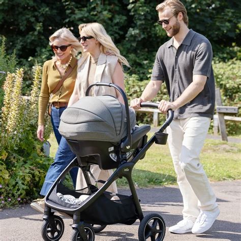 Schema eines Travelsystems mit Babyschale auf einem Kinderwagengestell