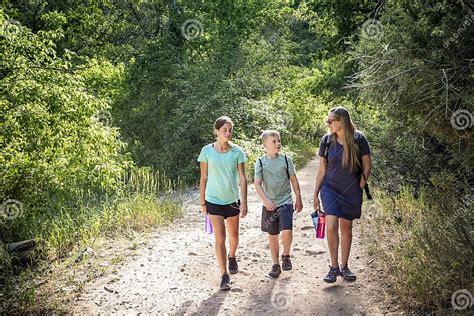 Familie wandert auf einem Heidepfad