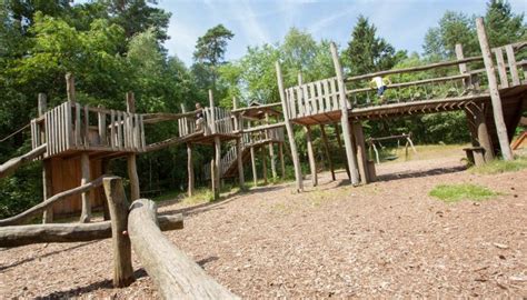 Kinder auf einem Spielplatz in der Lüneburger Heide