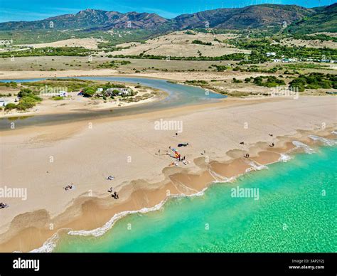 Panorama der Adriaküste mit türkisfarbenem Wasser und Sandstrand