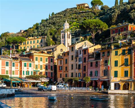 Bunte Häuserfassaden und enge Gassen in einem italienischen Küstenstädtchen