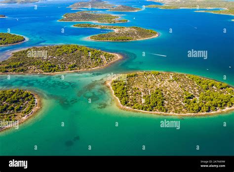 Luftaufnahme der kroatischen Küste mit zahlreichen Inseln und Buchten