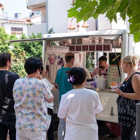 Eine Familie genießt ein Eis in einer charmanten italienischen Gasse