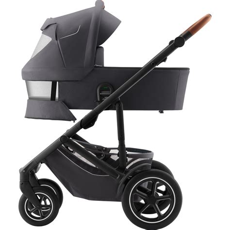 Sonne und Kinderwagen Britax Römer Smile 5Z im Freien