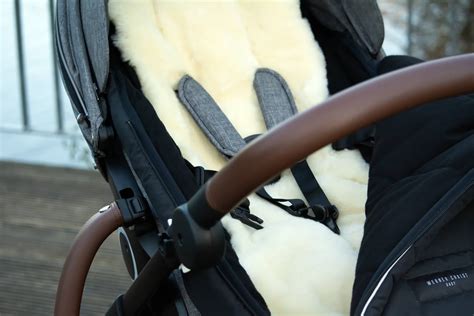 Foto eines Kindes, das im Werner Christ Fubsack Cortina in einem Kinderwagen sitzt, bei winterlichem Wetter