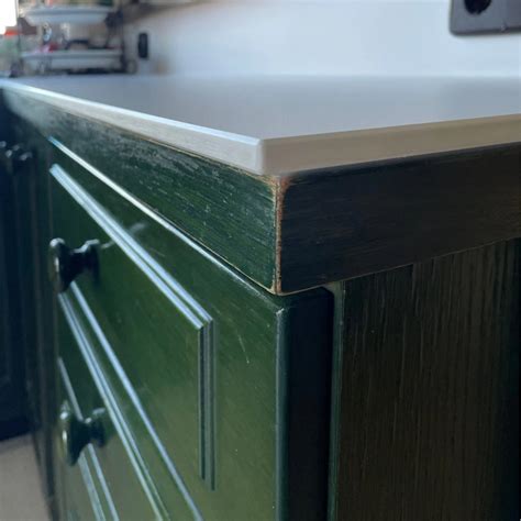 Detailansicht einer frisch lackierten Schublade, bereit zum Einbau