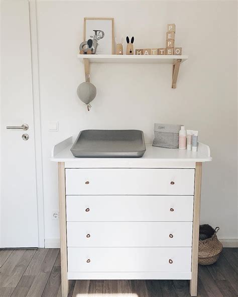 Fertig gestaltete Wickelecke mit umgebautem Tisch, Wanddeko und aufbewahrten Utensilien