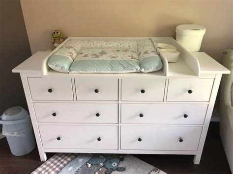 IKEA HEMNES Kommode mit Wickelaufsatz und dekorativer Wandgestaltung