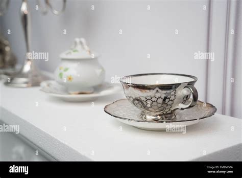 Nahaufnahme einer alten Kommode während des Schleifprozesses