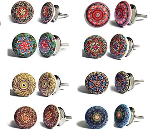 Collage verschiedener individueller Griffe und Knöpfe für Kommoden