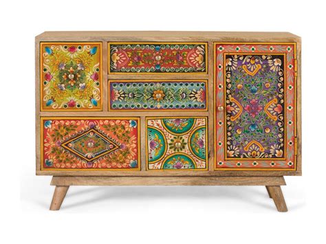 Beispiel einer Kommode, verziert mit bunten Aufklebern und Stickern