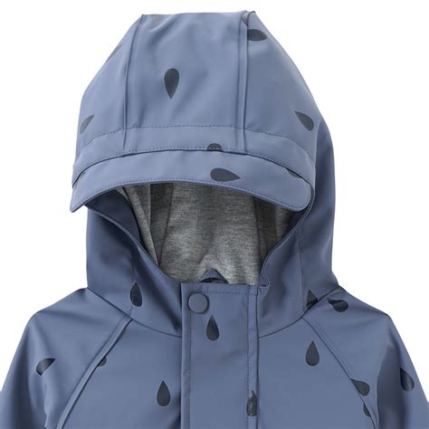 Detailansicht einer Baby-Regenjacke mit reflektierenden Elementen und verstellbaren Ärmelbündchen
