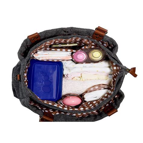 Detailaufnahme einer Wickeltasche mit Windeln und Feuchttüchern