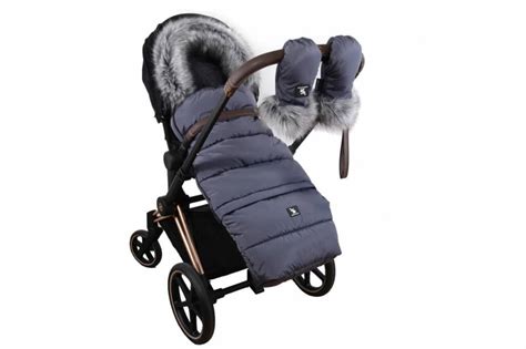 Illustration eines Kinderwagens im Winter mit Fußsack und Decke