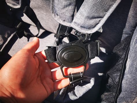 Detailaufnahme eines 5-Punkt-Gurtsystems im Kinderwagen