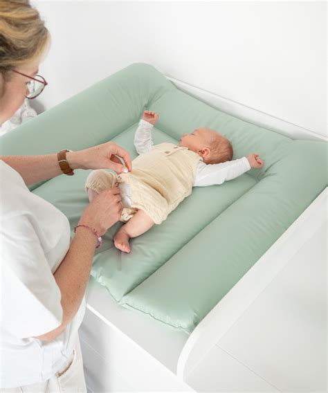 Illustration einer glatten, abwischbaren Wickelauflage, die leicht gereinigt wird.