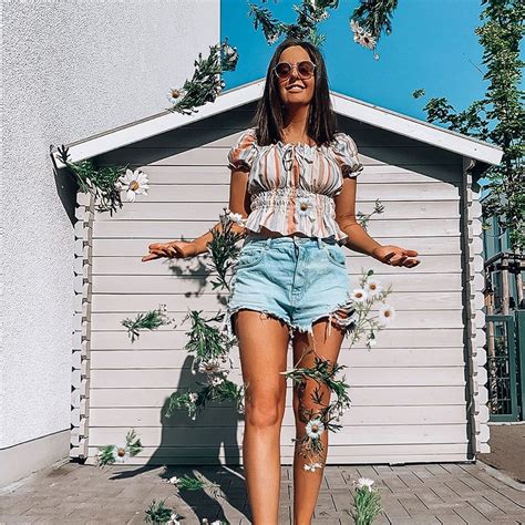 Foto von Nadine Niebrügge und Kimberly Devlin-Mania, die ihre After-Baby-Bäuche zeigen