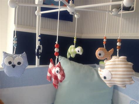 Beispiel für ein selbstgemachtes Mobile mit Stoff und kleinen Anhängern