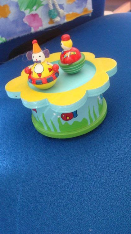 Nahaufnahme eines Baby-Mobiles mit bunten, sich drehenden Figuren