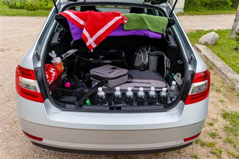 Skoda Octavia Limousine mit offenem Kofferraum, beladen mit Gepäck.