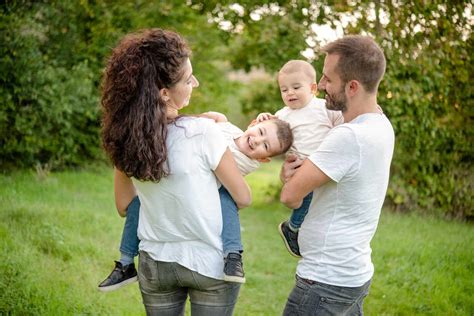 Foto: Familie mit zwei Kindern, die sich umarmen