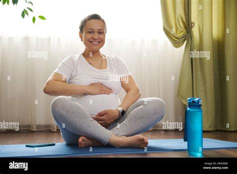 Illustration: Frau in einer entspannten Yoga-Pose während der Schwangerschaft