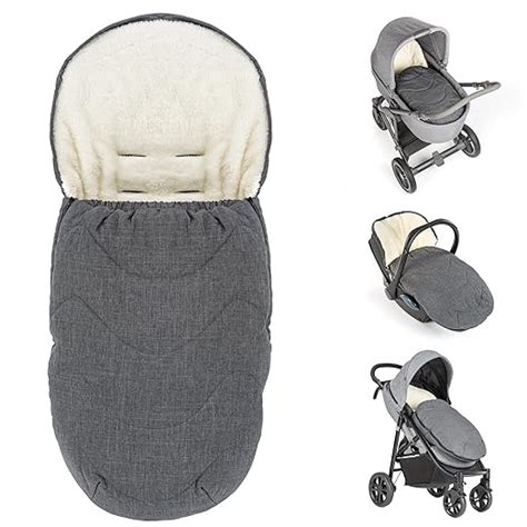 Winterlandschaft mit einem Baby im Kinderwagen, das in einen warmen Fußsack eingekuschelt ist